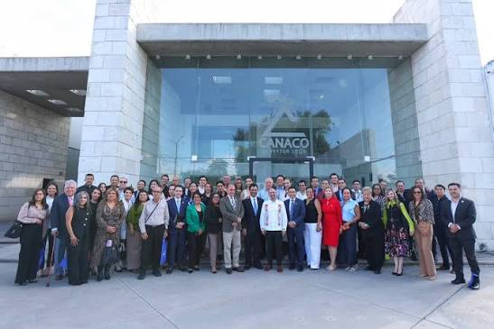 Equipo CANACO frente a la fachada